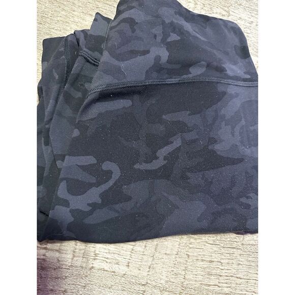 Lululemon camo 25 in joggers size 8 - Picture 3 of 5